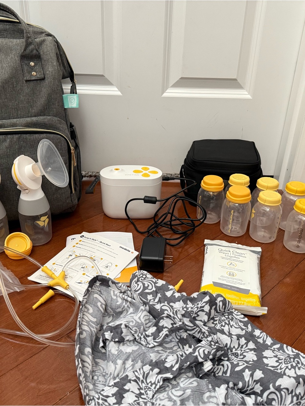 Medela diaper bag (cooler) and pump in style pump